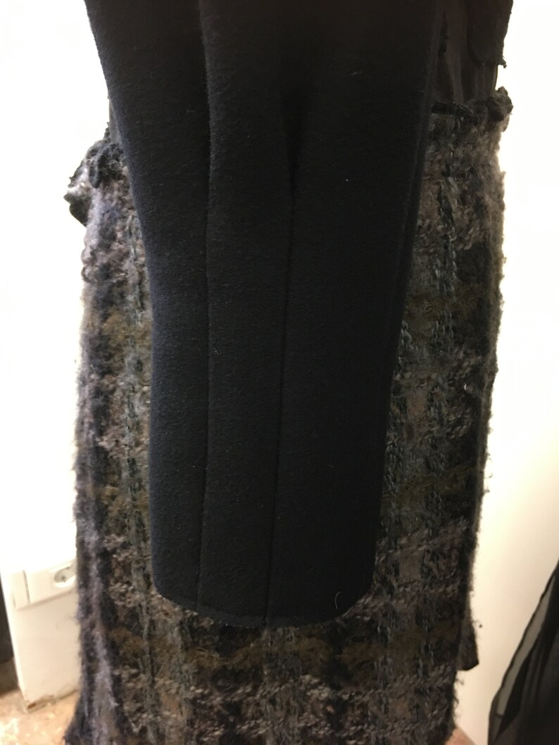 Puede incluir: Abrigo negro de manga larga con forro de tela texturizada.