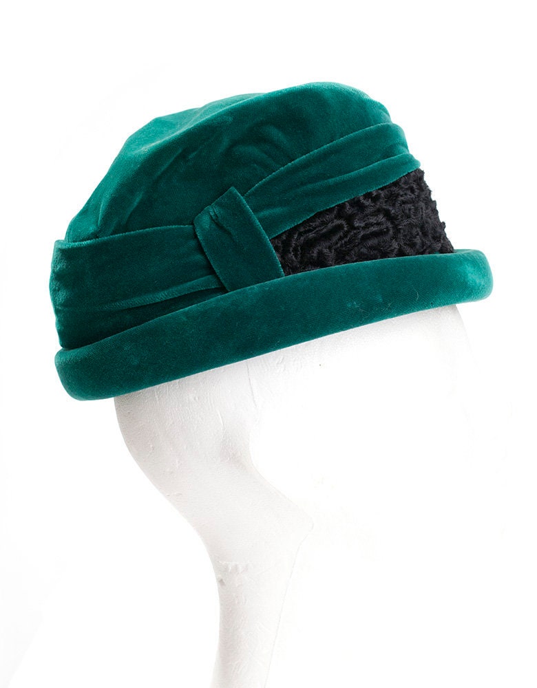 Stylish Green Pillbox Hat with Faux Fur Trim Vintage 60s Ladies Hat in Luxurious Velvet