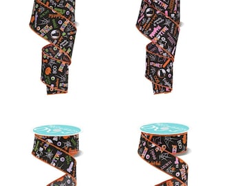 Puede incluir: Cuatro carretes de cinta de Halloween negra y naranja con una variedad de diseños y textos espeluznantes, que incluyen "Boo", "Trick or Treat", "Spooky" y "Haunted".