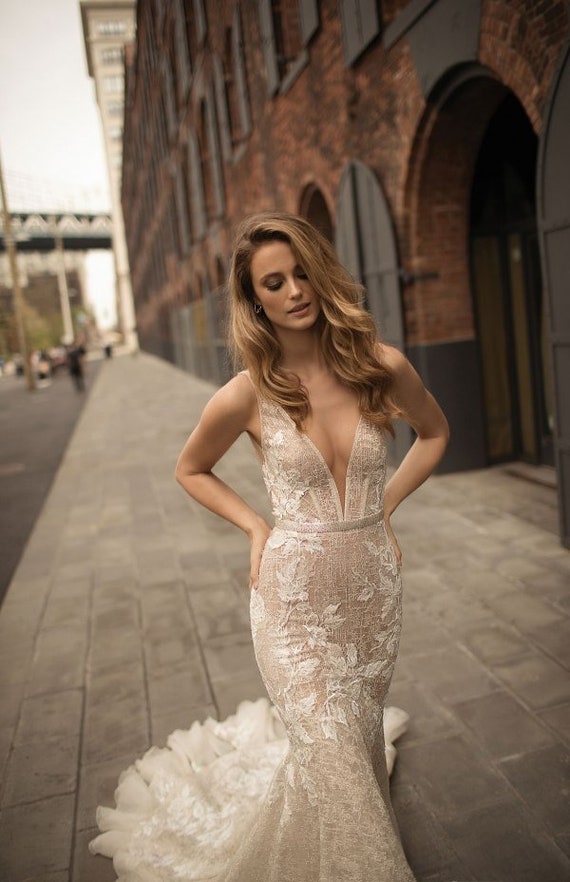 Mermaid Long Sleeve Wedding Dress Made to Order, Sexy Plunge Neck Sparkling  Lace Bridal Gown With Low Back and Long Sleeves 