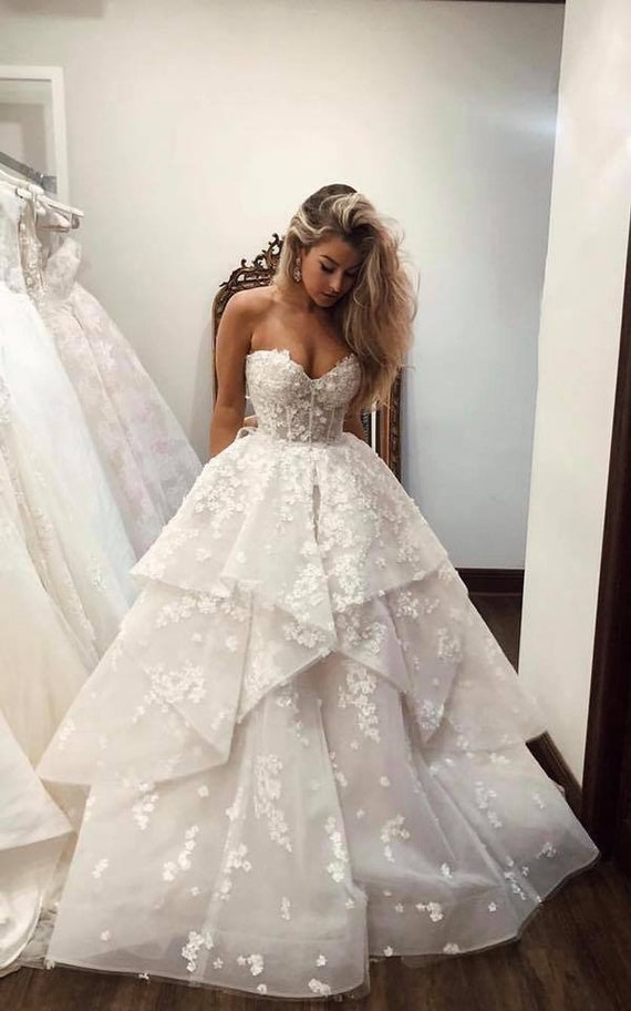 Cute and Sexy Strapless Vintage White Princess Wedding Dress, Made to Order  Ivory Bridal Gown With Flowers for A Fairy Tail Wedding -  Norway