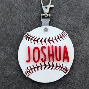 Baseball Bag Anhänger - Personalisierter Duffel oder Sporttasche Clip auf Anhänger - Geschenk für Baseball Spieler oder Team - Gestalten Sie mit Name und Acryl Farbe