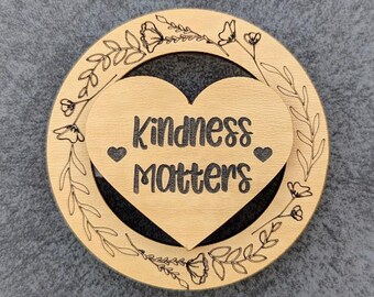 Spilla Kindness Matters: cuore in legno inciso al laser, motivo floreale