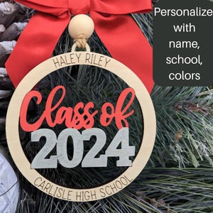 Amuleto personalizado de carro com ornamento Classe 2024, presente para idosos de 2024, personalize com nome e escola, cores da escola, arco e conta opcionais