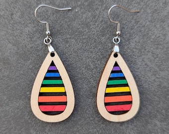 Regenbogen Teardrop Ohrringe: Handbemaltes Laser Cut Holz, Pride Schmuck
