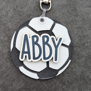 Fußball Anhänger - Duffel oder Sporttasche Clip auf Anhänger - Geschenk für Fußballspieler - Personalisieren Sie mit Name und Acryl Farbe