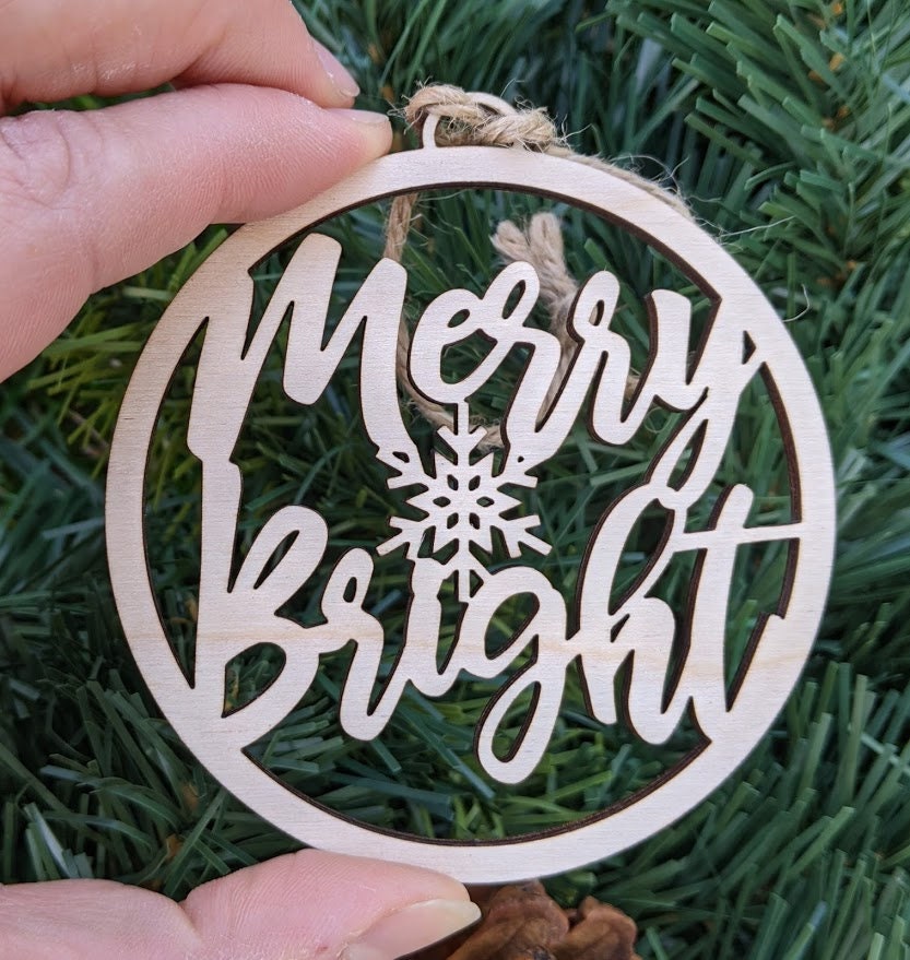 Ornamento de copo de nieve de madera Navidad alegre y | Etsy