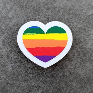 レインボーハートのアクリルマグネットまたはピン：LGBTQ+プライドアクセサリー