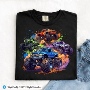 K&ouml;nnte beinhalten: Schwarzes T-Shirt mit einer farbenfrohen Grafik von f&uuml;nf Monstertrucks. Die Trucks sind in Blau, Gr&uuml;n, Orange und Lila dargestellt, mit &uuml;bergro&szlig;en Reifen und aufwendigen Details. Das T-Shirt enth&auml;lt den Text "High Quality PNG / Digital Download".