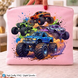 K&ouml;nnte beinhalten: Rosa Rei&szlig;verschlusstasche mit einer farbenfrohen Grafik von f&uuml;nf Monstertrucks in verschiedenen Farben, darunter Orange, Gr&uuml;n, Blau und Lila. Die Trucks sind mit gro&szlig;en Reifen und detaillierten Designs dargestellt, vor einem Hintergrund aus Farbspritzern. Der Text "High Quality PNG / Digital Download" befindet sich unten.