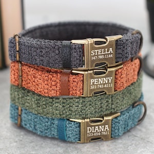 Peut inclure: Trois colliers pour chiens empilés, de couleurs grise, orange et turquoise. Chaque collier est doté d'une boucle métallique gravée du nom et du numéro de téléphone d'un animal de compagnie. Les colliers sont en tissu texturé.