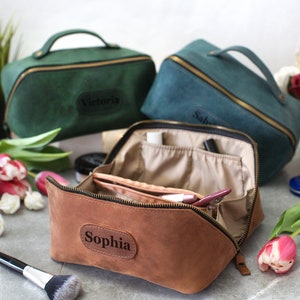 Bolsa cosmética de viaje grabada personalizada, bolsa de maquillaje perosnalizada, kit Dopp de cuero para mujeres, regalos de fiesta nupcial, bolsa de maquillaje de dama de honor imagen 1