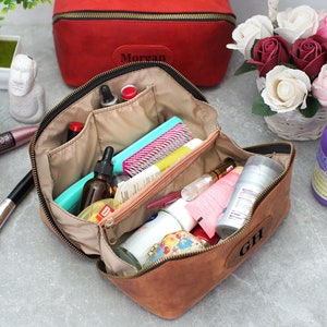 Bolsa cosmética de viaje grabada personalizada, bolsa de maquillaje perosnalizada, kit Dopp de cuero para mujeres, regalos de fiesta nupcial, bolsa de maquillaje de dama de honor imagen 3