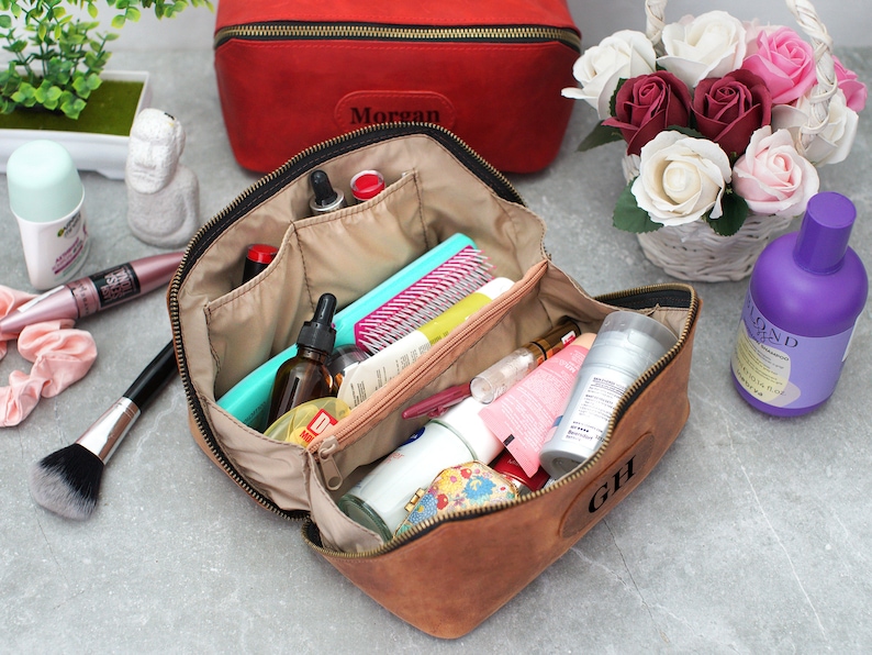 Trousse à cosmétiques de voyage personnalisée gravée, Trousse de maquillage personnalisée, Kit Dopp en cuir pour femme, Cadeaux de soirée nuptiale, Trousse de maquillage de demoiselle d'honneur image 3