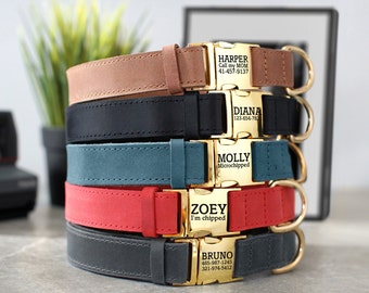 Könnte beinhalten: Fünf personalisierte Hundehalsbänder, die übereinander gestapelt sind. Die Halsbänder sind aus Leder und haben goldene Metallschnallen. Jedes Halsband hat einen anderen Namen und eine andere Telefonnummer, die in die Schnalle graviert sind. Die Namen sind Harper, Diana, Molly, Zoey und Bruno.