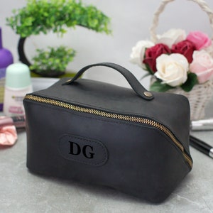 Bolsa cosmética de viaje grabada personalizada, bolsa de maquillaje perosnalizada, kit Dopp de cuero para mujeres, regalos de fiesta nupcial, bolsa de maquillaje de dama de honor True Black