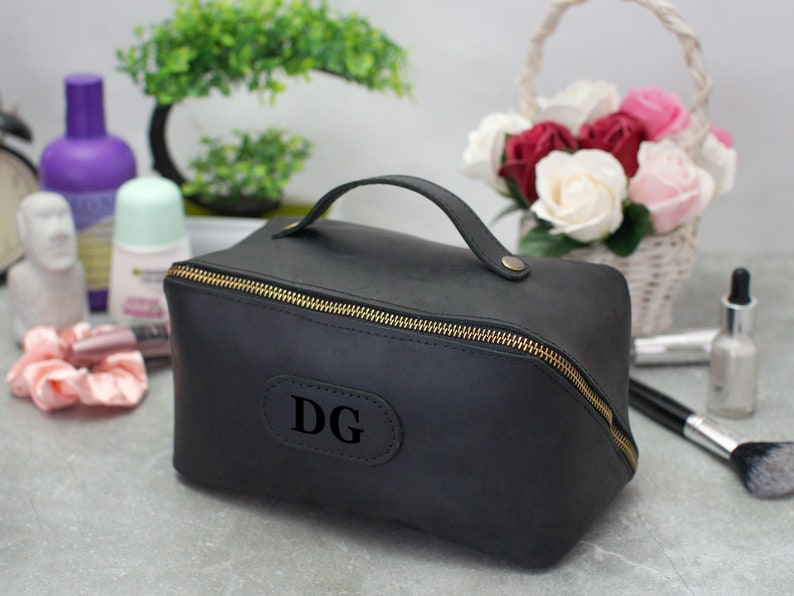 Bolsa cosmética de viaje grabada personalizada, bolsa de maquillaje perosnalizada, kit Dopp de cuero para mujeres, regalos de fiesta nupcial, bolsa de maquillaje de dama de honor True Black