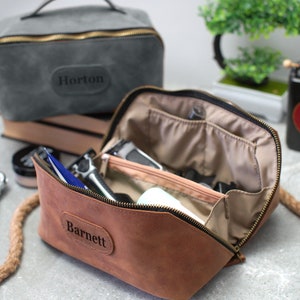Trousse de toilette en cuir pour homme avec accès pratique, poignée et poche à fermeture éclair, trousse de toilette personnalisée pour homme, cadeaux personnalisés pour garçons d'honneur