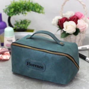 Borsa per cosmetici da viaggio con incisione personalizzata, Borsa per trucchi perosnalizzata, Kit Dopp in pelle per donne, Regali per feste nuziali, Borsa per trucchi da damigella d'onore Smokey Blue