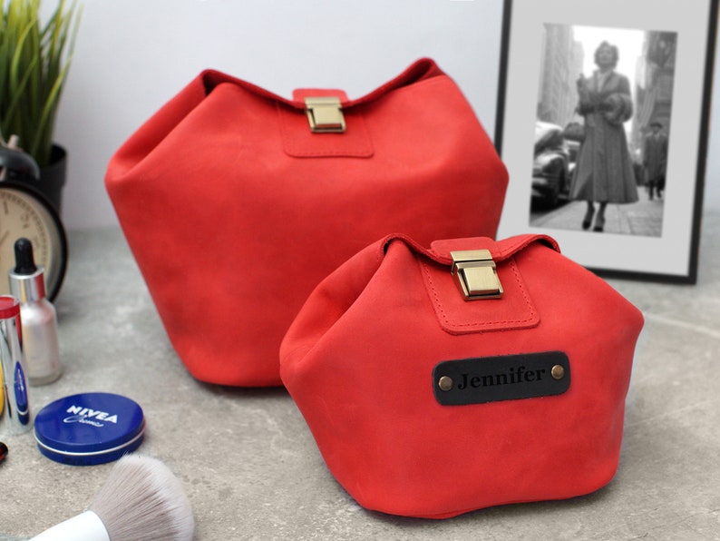 Kit Dopp femme, trousse de toilette personnalisée pour elle, pochette accessoires en cuir, cadeau personnalisé pour femme, sac en cuir organisateur de bijoux Rustic Red