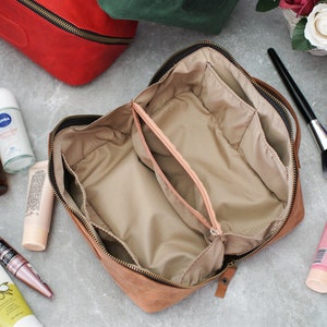 Borsa per cosmetici da viaggio con incisione personalizzata, Borsa per trucchi perosnalizzata, Kit Dopp in pelle per donne, Regali per feste nuziali, Borsa per trucchi da damigella d'onore immagine 4