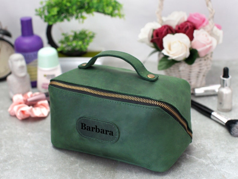 Borsa per cosmetici da viaggio con incisione personalizzata, Borsa per trucchi perosnalizzata, Kit Dopp in pelle per donne, Regali per feste nuziali, Borsa per trucchi da damigella d'onore Hunter Green