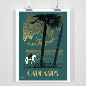 Könnte beinhalten: Ein blaugrünes Poster mit einer goldenen Silhouette einer Bergkette, Palmen und einer Person, die ein weißes Pferd reitet. Der Text "CAUCASUS" befindet sich in Gold am unteren Rand des Posters.