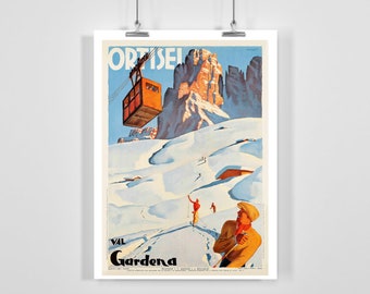 Peut inclure: Affiche vintage de voyage publicitaire Ortisei, Val Gardena dans les Dolomites italiennes. L'affiche présente une illustration colorée d'un téléphérique montant une montagne enneigée avec des skieurs au premier plan. Le texte "Ortisei" et "Val Gardena" est présenté sur l'affiche.