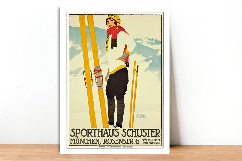 Op de afbeelding: Vintage poster voor Sporthaus Schuster in M&uuml;nchen, Duitsland. De poster toont een vrouw in een witte ski-outfit die op ski's staat met een besneeuwd berglandschap op de achtergrond. De tekst luidt "Sporthaus Schuster M&uuml;nchen, Rosenstr. 6 N&auml;chste dem Marienplatz."