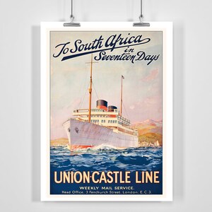 Könnte beinhalten: Vintage-Reiseposter, das eine Reise nach Südafrika mit der Union-Castle Line bewirbt. Das Poster zeigt ein großes weißes Schiff, das auf dem Meer fährt, mit Bergen im Hintergrund. Der Text lautet "Nach Südafrika in siebzehn Tagen" und "Union-Castle Line. Wöchentlicher Postdienst. Hauptbüro. 3 Fenchurch Street. London. E.C.3."