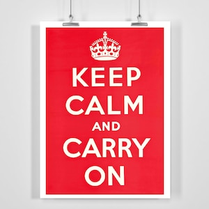 Puede incluir: Un póster rojo con una corona blanca y el texto "Keep Calm and Carry On".