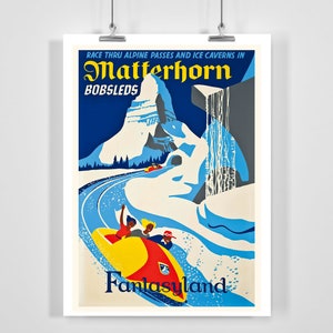 Puede incluir: Un póster de estilo vintage que anuncia el paseo en trineo Matterhorn Bobsleds en Disneyland. El póster presenta una ilustración azul, blanca y roja del monte Matterhorn con un trineo de bobsleigh corriendo por la ladera. El texto del póster dice "Race thru Alpine passes and ice caverns in Matterhorn Bobsleds Fantasyland".