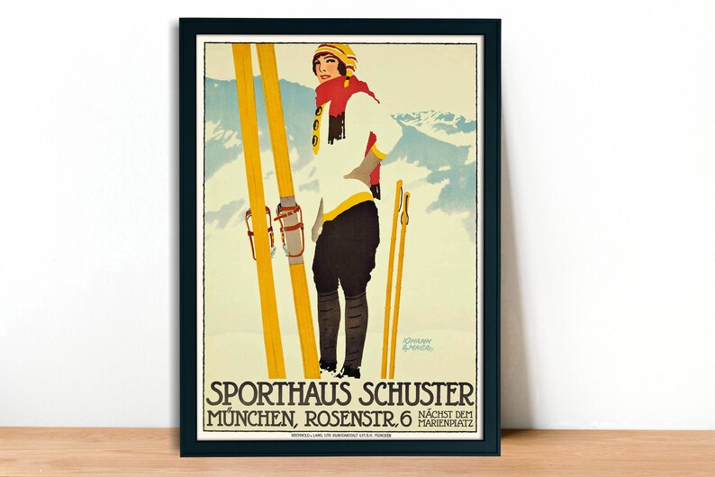Op de afbeelding: Vintage poster voor Sporthaus Schuster in M&uuml;nchen, Duitsland. De poster toont een vrouw in een witte trui en zwarte broek die ski's vasthoudt, met een berglandschap op de achtergrond. De tekst luidt "Sporthaus Schuster M&uuml;nchen, Rosenstr. 6 N&auml;chste dem Marienplatz."