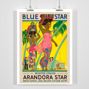 Op de afbeelding: Een vintage reisposter die reclame maakt voor een wintercruise op de Arandora Star, een schip van de Blue Star Line. De poster heeft een gele achtergrond met palmbomen, twee vrouwen in kleurrijke kleding en een schip in de verte. De tekst luidt "Blue Star", "Jan-April 1955 Wintercruise Jan-April 1935", "Arandora Star" en "Zuid-Afrika. Java. Malaya. Ceylon. Egypte."