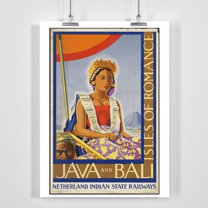Pode incluir: Um cartaz de viagem vintage que anuncia uma viagem a Java e Bali, com uma mulher vestida com roupas tradicionais e um chapéu colorido, sentada em um barco. O cartaz tem um fundo azul com um sol vermelho e laranja no canto superior esquerdo. O texto diz "Java and Bali Isles of Romance" e "Netherland Indian State Railways".