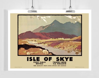Könnte beinhalten: Vintage-Reiseposter, das eine Reise zur Isle of Skye in Schottland bewirbt. Das Poster zeigt eine malerische Landschaft mit Bergen, einem Fluss und einer Brücke. Der Text auf dem Poster lautet "Isle of Skye", "First Class Hotels", "Travel Liner via Mallaig" und "Free Booklets from Liner Offices and Agencies".