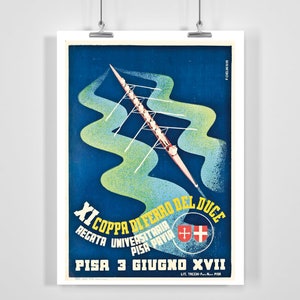 以下が含まれることがあります： 「XI Coppa di Ferro del Duce」のボートレースを宣伝するヴィンテージポスター。ポスターは、ボートに乗った漕艇チームのスタイリッシュな画像が描かれた青い背景を特徴としており、その背後には緑と青の航跡があります。ポスターのテキストには、「XI Coppa di Ferro del Duce」、「Regata Universitaria Pisa Pavia」、「Pisa 3 Giugno XVII」、「Lit. Trech. Pisa」と記載されています。