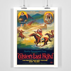 Peut inclure: Affiche vintage annonçant un film intitulé "Custer's Last Fight." L'affiche représente une scène de guerriers amérindiens à cheval chargeant vers un fort. L'affiche comprend également des portraits du général George A. Custer et de Sitting Bull.