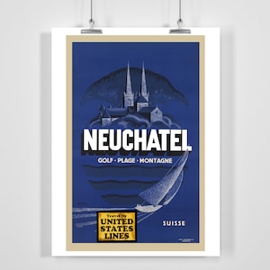 Puede incluir: Un cartel de viaje vintage que anuncia un viaje a Neuchâtel, Suiza. El cartel presenta un fondo azul con un velero blanco y una vista de la ciudad con una iglesia y edificios. El texto en el cartel dice "Neuchâtel, Golf, Playa, Montaña, Viaje con United States Lines, Suiza."