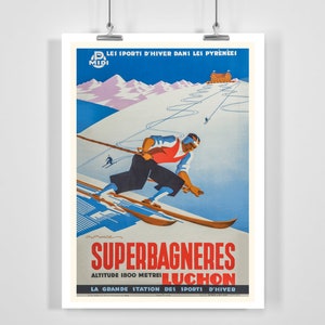 Può includere: Un poster vintage di viaggio che pubblicizza Superbagneres Luchon, una stazione sciistica nei Pirenei. Il poster presenta uno sciatore con abiti blu e rossi, un cielo blu e un paesaggio montano bianco. Il testo sul poster recita "Les Sports d'Hiver dans les Pyrénées" e "Superbagneres Luchon, Altitudine 1800 metri, La Grande Station des Sports d'Hiver."