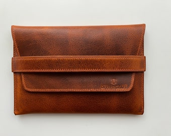 Funda para iPad Mini 6 de cuero italiano cosida a mano, color marrón.