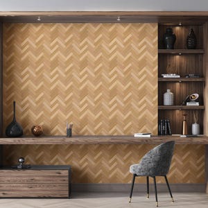 Puede incluir: Un escritorio de madera con una unidad de estantería incorporada, con un papel tapiz de patrón de chevron. El escritorio tiene un cajón y una silla con un asiento de tela gris.