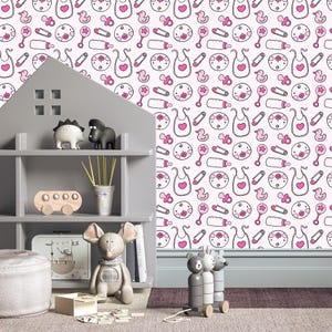 Puede incluir: Un papel tapiz blanco y rosa con un patr&oacute;n repetitivo de art&iacute;culos para beb&eacute;s, incluyendo chupetes, biberones, baberos y patos. El papel tapiz se muestra en una pared en una habitaci&oacute;n con una estanter&iacute;a y otros muebles.