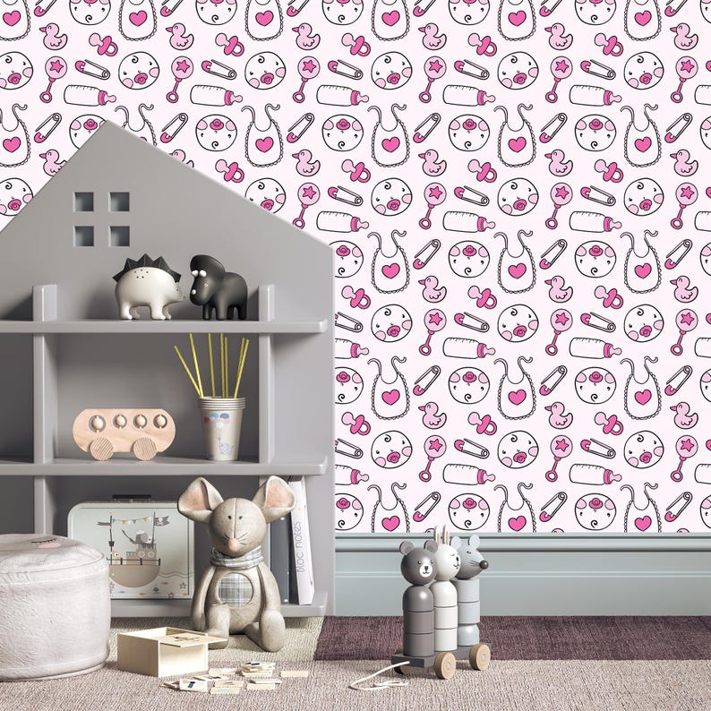 Puede incluir: Un papel tapiz blanco y rosa con un patr&oacute;n repetitivo de art&iacute;culos para beb&eacute;s, incluyendo chupetes, biberones, baberos y patos. El papel tapiz se muestra en una pared en una habitaci&oacute;n con una estanter&iacute;a y otros muebles.