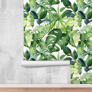 Op de afbeelding: Een witte achtergrond met een herhalend patroon van groene aquarel tropische bladeren. De bladeren zijn in verschillende vormen en maten, waaronder monstera, palm en varenbladeren.