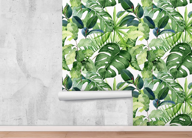 Op de afbeelding: Een witte achtergrond met een herhalend patroon van groene aquarel tropische bladeren. De bladeren zijn in verschillende vormen en maten, waaronder monstera, palm en varenbladeren.