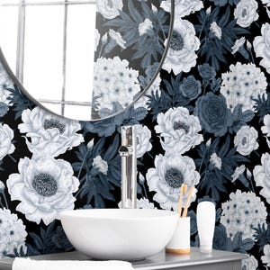 Carta da parati botanica floreale scura, fiori blu e grigi staccabili e attaccabili, murale floreale nero e malinconico rimovibile, massimalista accogliente
