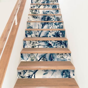 12 naklejek na schody z motywem kwiatowym: niebieskie naklejki na schody