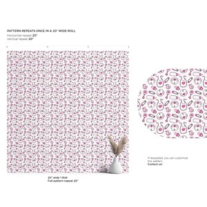 Puede incluir: Un fondo blanco con un patr&oacute;n repetido de ilustraciones de beb&eacute;s rosas y grises. Las ilustraciones incluyen chupetes, biberones, baberos y patos. El patr&oacute;n se repite cada 50,8 cm.