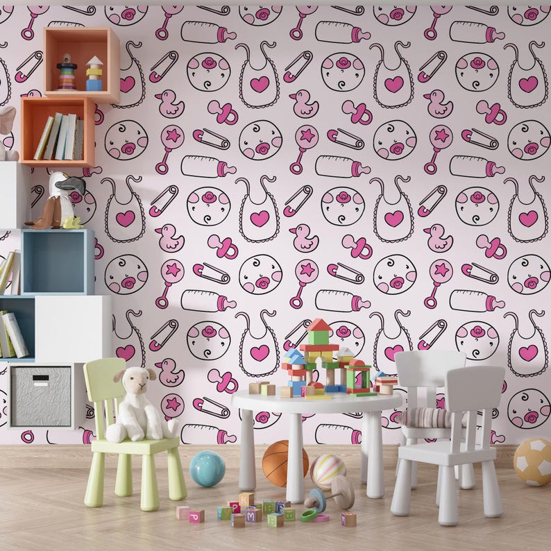 Puede incluir: Un papel tapiz de guarder&iacute;a rosa y blanco con un patr&oacute;n repetido de art&iacute;culos para beb&eacute;s, que incluyen chupetes, biberones, baberos y patos. El papel tapiz est&aacute; en una habitaci&oacute;n con una estanter&iacute;a blanca, una mesa blanca y dos sillas blancas.